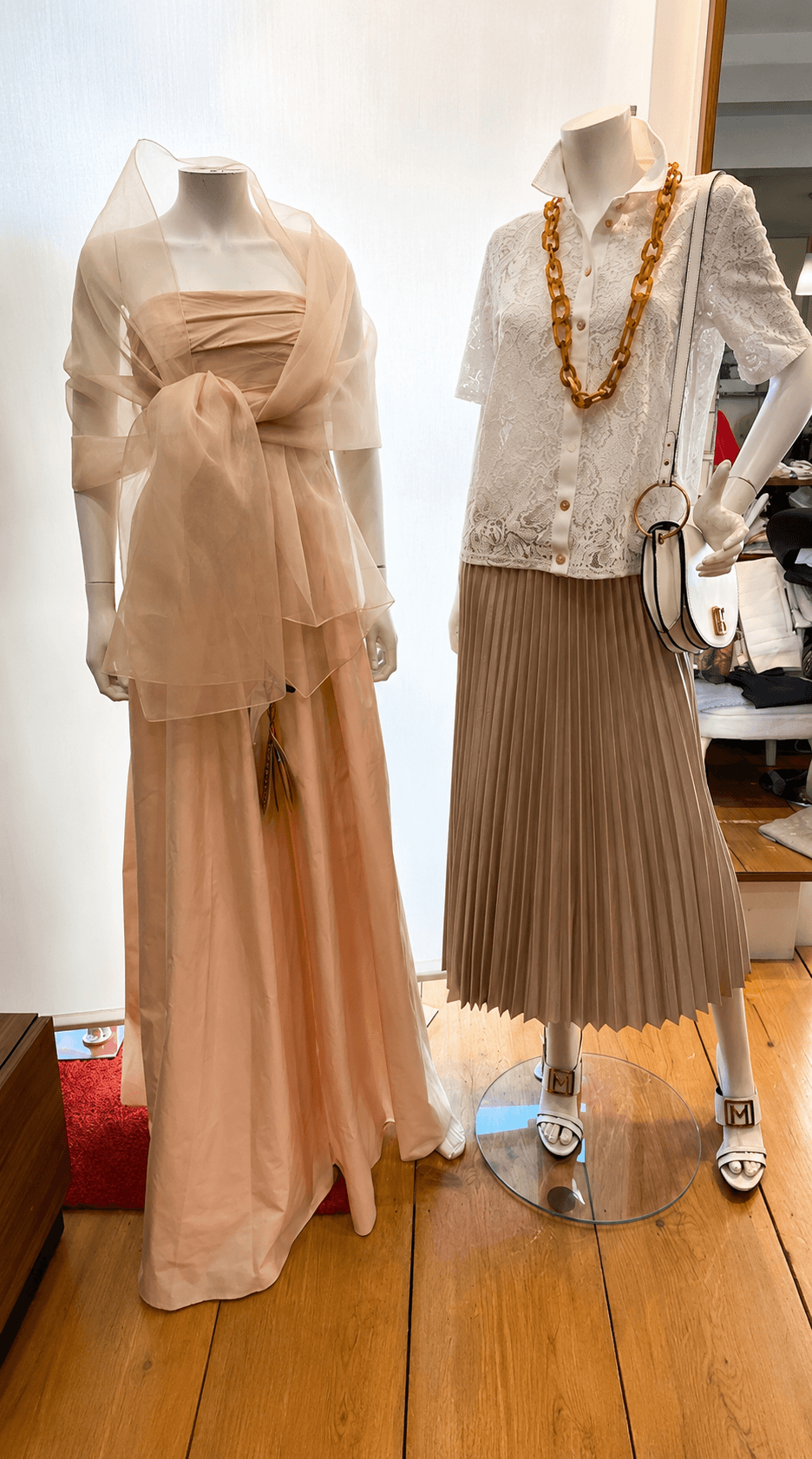 Tenues de cérémonie pour femmes disponibles chez Morny Habillement à Deauville
