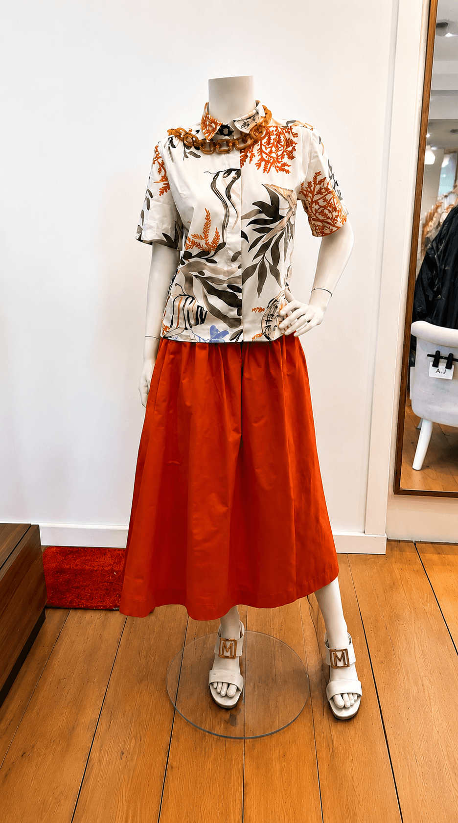 Tenue femme Marella avec chemisier imprimé et jupe orange disponible chez Morny Habillement à Deauville