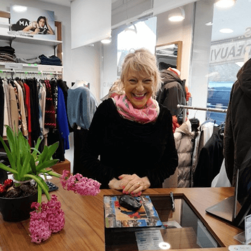 La gérante de Morny Habillement accueille et conseille ses clients dans sa boutique à Deauville