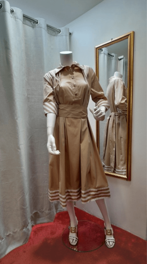 Robe d'été camel clair chic et élégante disponible chez Morny Habillement à Deauville